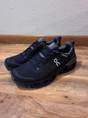 On Cloud Women’s Cloudwander Waterproof Hiking Sneaker, black - size 10